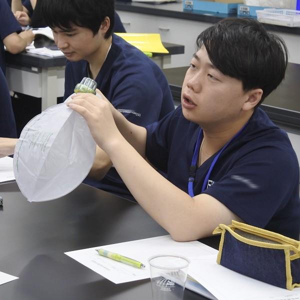 人工呼吸器の取り扱いを学ぶ授業の様子。