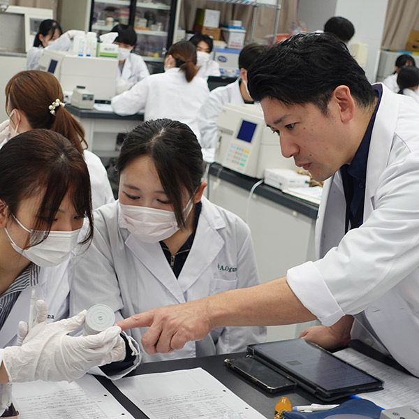 専門的な知識・技術も先生が丁寧に教えてくれます。