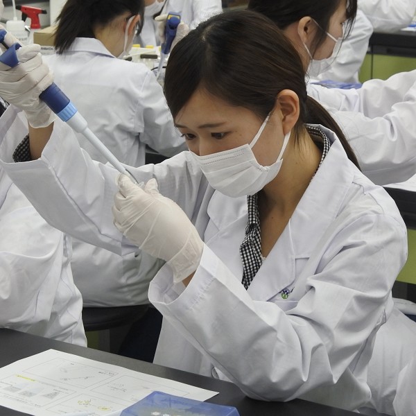検体からＤＮＡを抽出するトレーニングをしています。