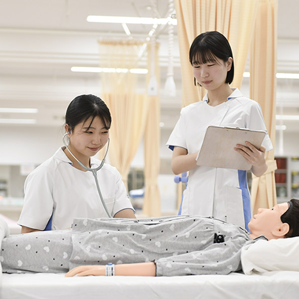 病院などで使用する機器で学内の演習を行います。