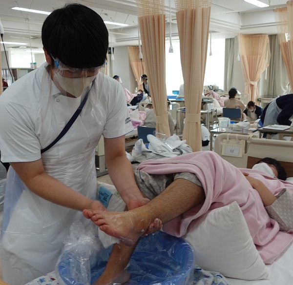 患者さん役と看護師役に分かれて足浴の演習の様子。