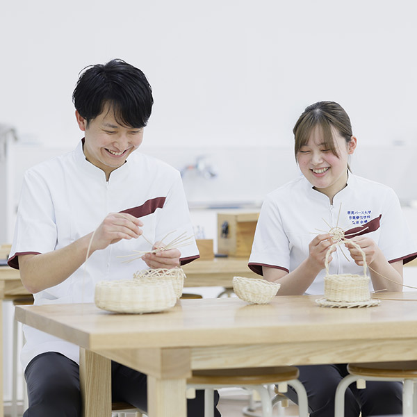 革細工などものづくりを通して作業を学びます。