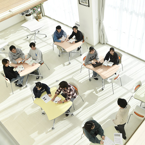 学習スペースは研究室に隣接していて、すぐ教員に質問に行ける環境です。