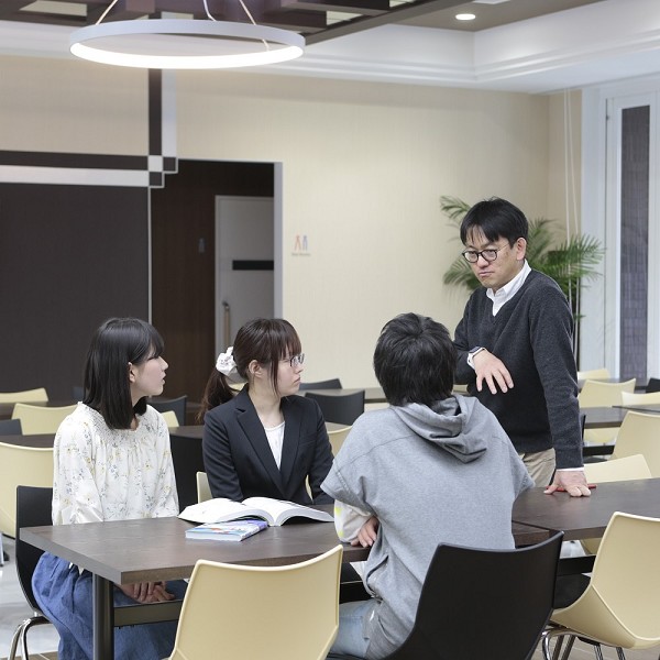 4号館1階のブックカフェでは学生と教員が懇談する様子が