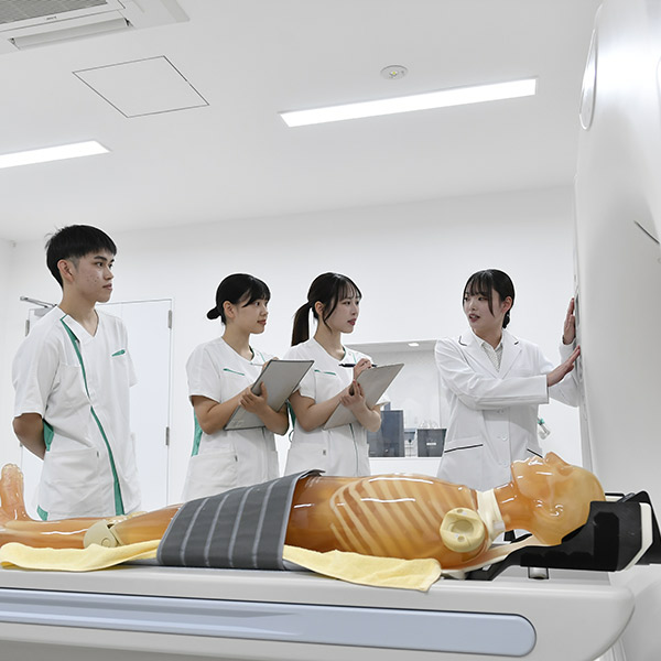 MRI装置の操作の方法などを学んでいる様子です。
