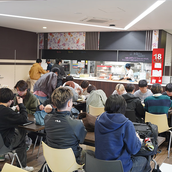 カフェと書店の前には、食事や歓談を楽しめるスペースがあります。