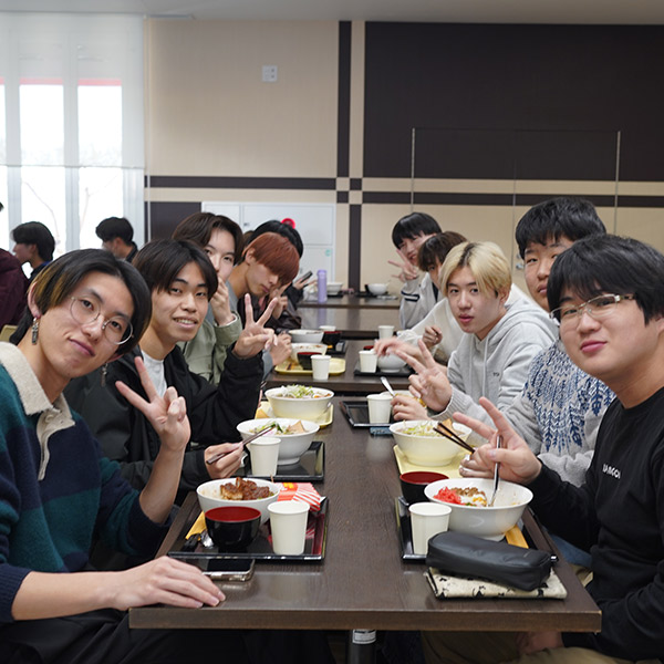 お昼の時間にはランチを楽しむ学生でいっぱいです。
